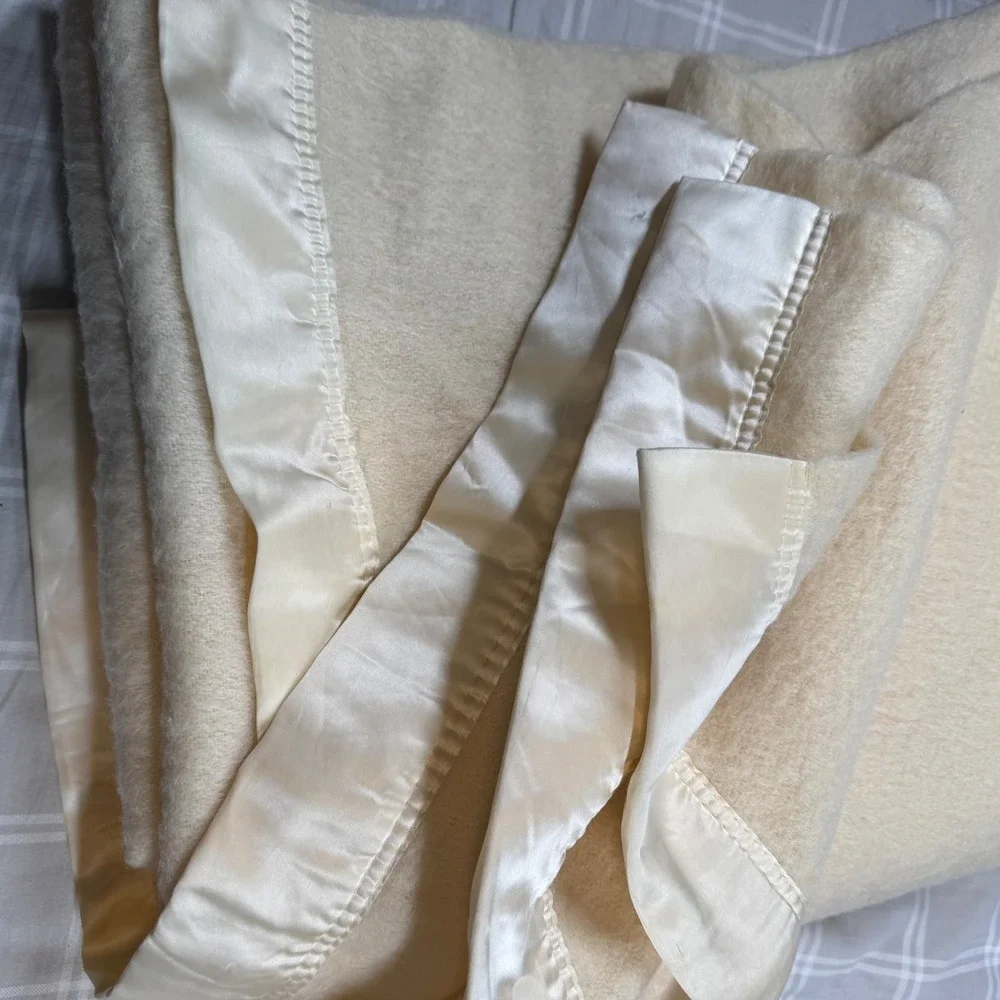 Kenwood Arondac Vintage Wool Blanket Cream Ivory Satin Trim 90x68 Made in USA